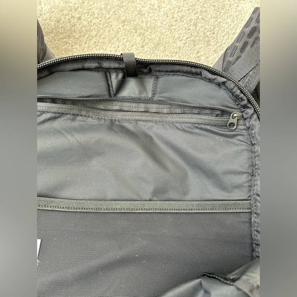 Lululemon Surge Run Backpack II *16L - Picture 4 of 14